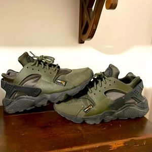 Nike Huarache sz.7 Men’s/8.5 Women’s